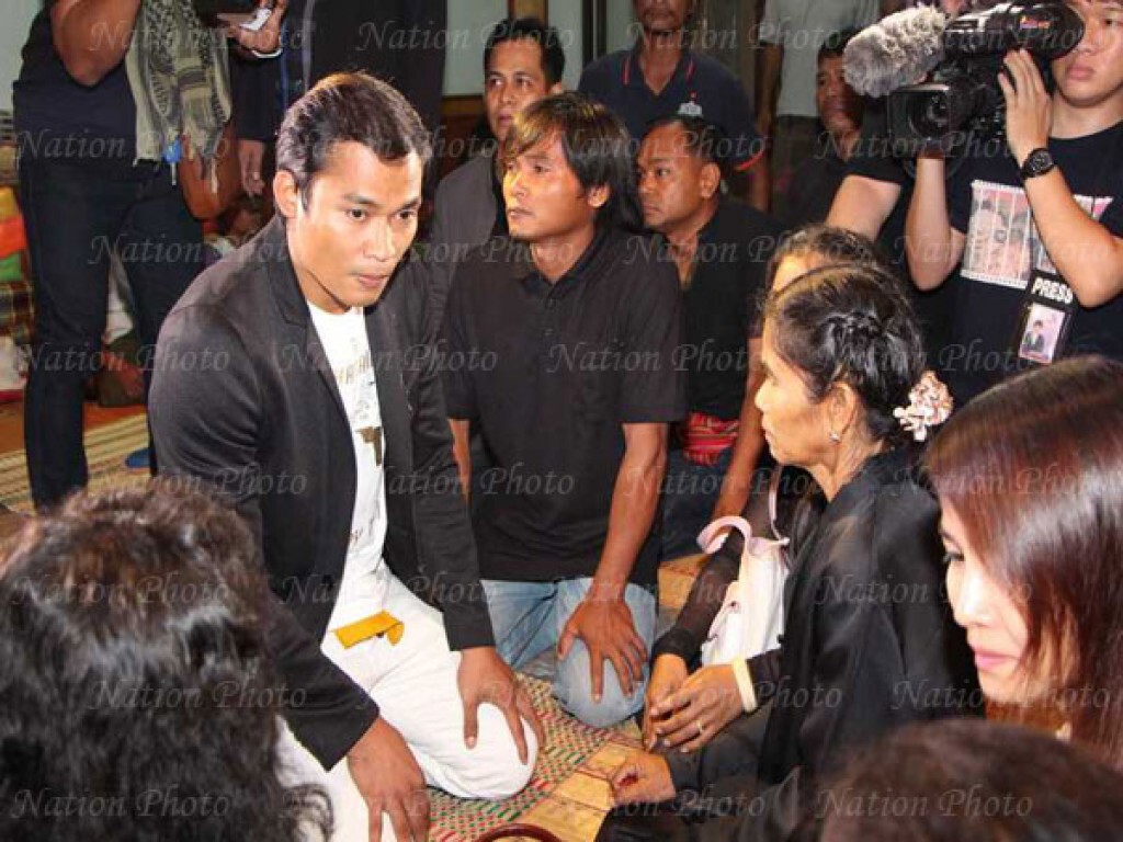 "จา พนม" เดินทางเข้ากราบศพพ่อ ที่บ้านเกิด "จา พนม" เดินทางเข้ากราบศพพ่อ ที่บ้านเกิด
