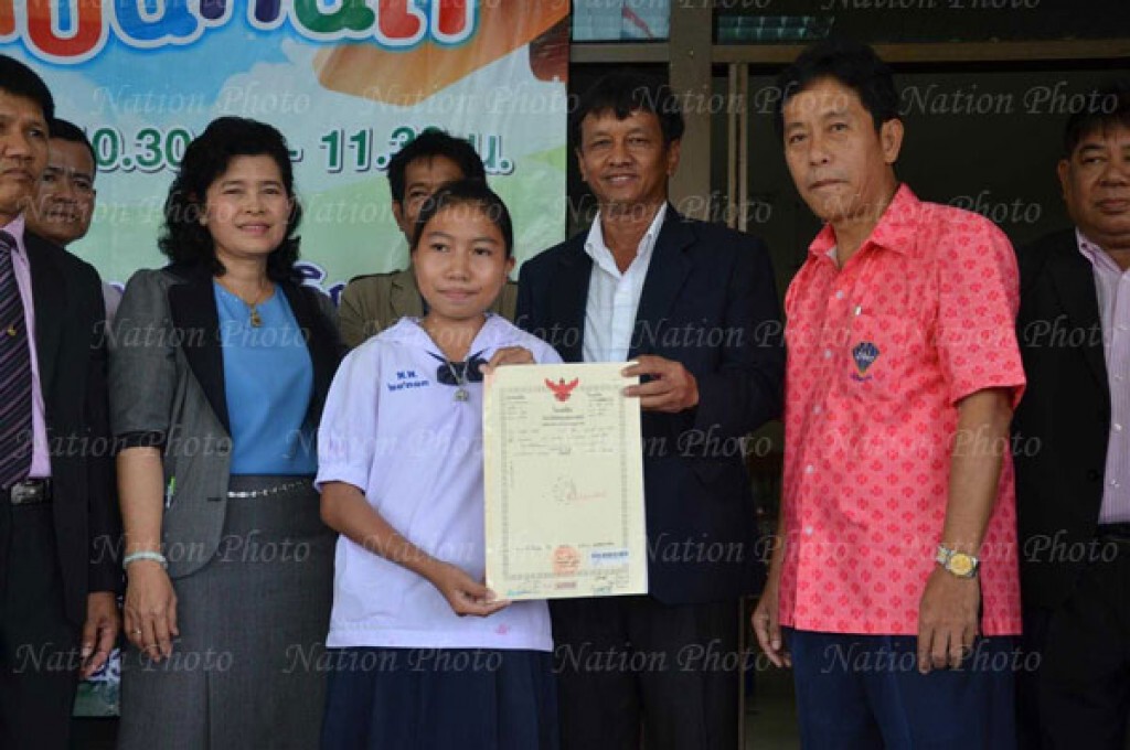 เด็ก ม.3 ประกวดเรียงความ คว้ารางวัลที่ดิน เด็ก ม.3 ประกวดเรียงความ คว้ารางวัลที่ดิน