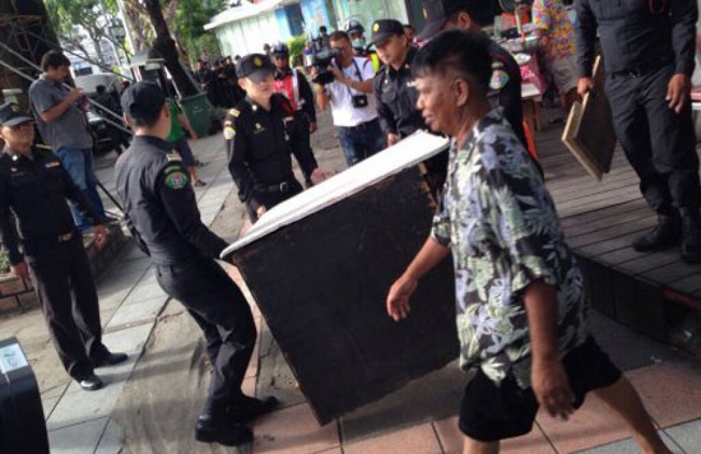 กทม.เดินหน้าจัดระเบียบทางเท้า ขู่ปรับขายล้ำฟุตบาท กทม.เดินหน้าจัดระเบียบทางเท้า ขู่ปรับขายล้ำฟุตบาท