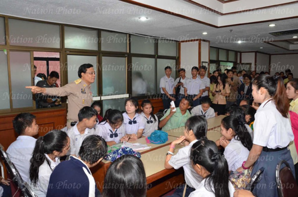 นักเรียนฮือไล่ ผอ.โรงเรียนดัง จ.กาฬสินธุ์ นักเรียนฮือไล่ ผอ.โรงเรียนดัง จ.กาฬสินธุ์