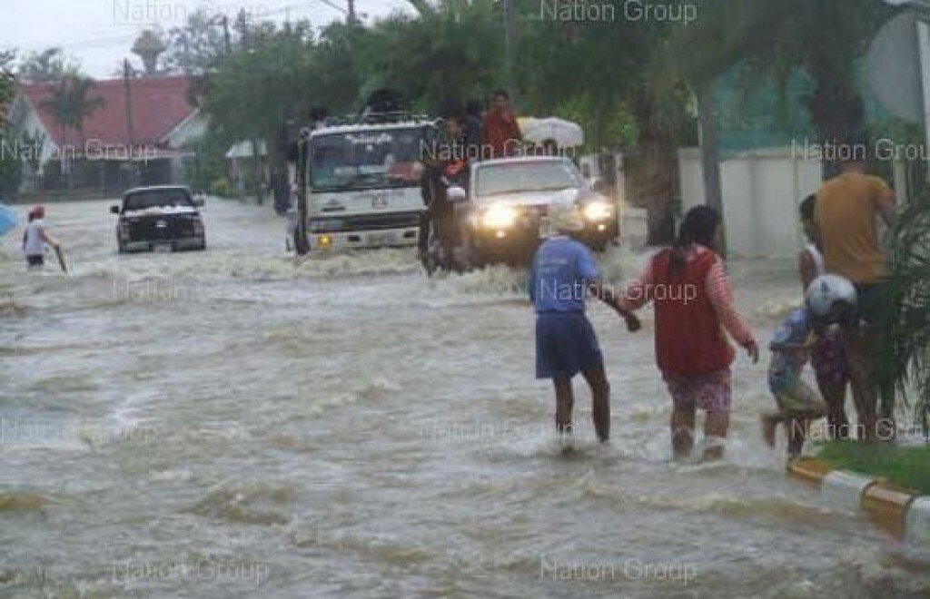 น้ำท่วมฉับพลัน ปิดถนนสายหลักรอบเมืองกาฬสินธุ์