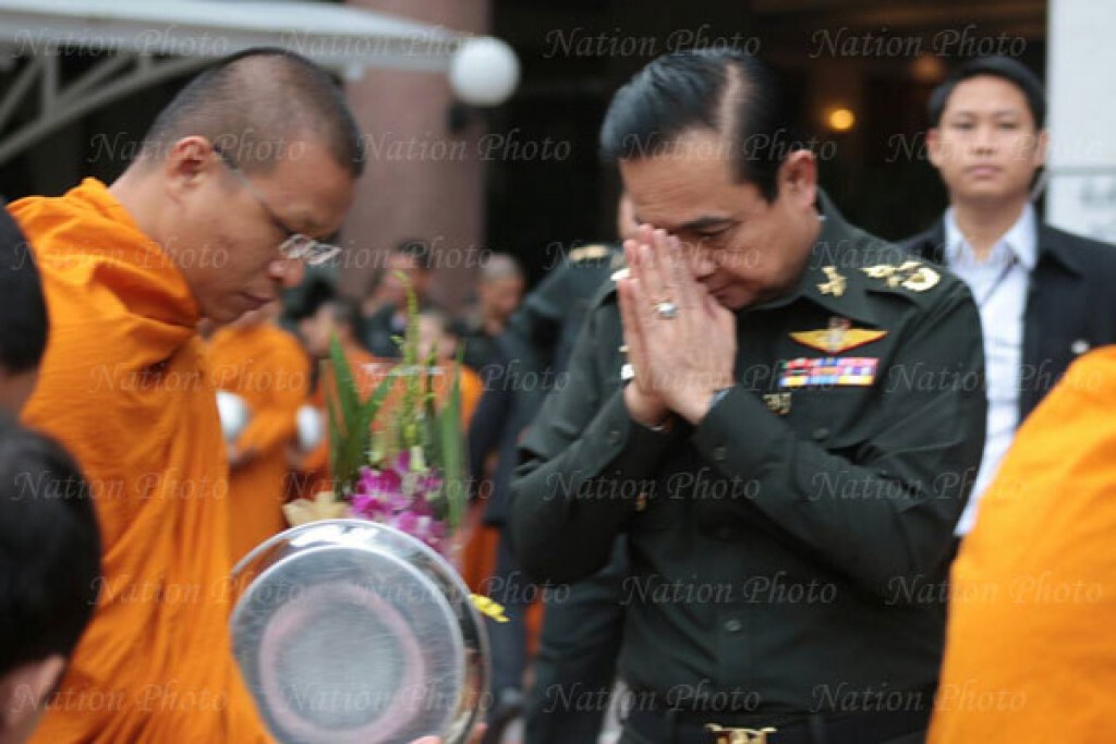 "ประยุทธ์" ทำบุญครบรอบ 28 ปี เปิดใช้ บก.ทบ. "ประยุทธ์" ทำบุญครบรอบ 28 ปี เปิดใช้ บก.ทบ.