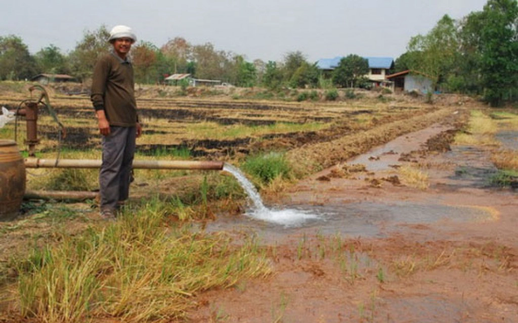 ชาวนาเร่งสูบน้ำออกจากนาข้าว หลังฝนตก ชาวนาเร่งสูบน้ำออกจากนาข้าว หลังฝนตก