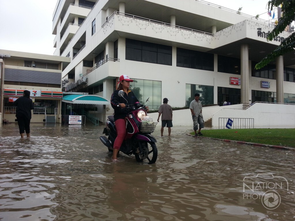 โรงพยาบาลอ่างทองโกลาหล น้ำท่วมหลังฝนถล่มตลอดคืน โรงพยาบาลอ่างทองโกลาหล น้ำท่วมหลังฝนถล่มตลอดคืน