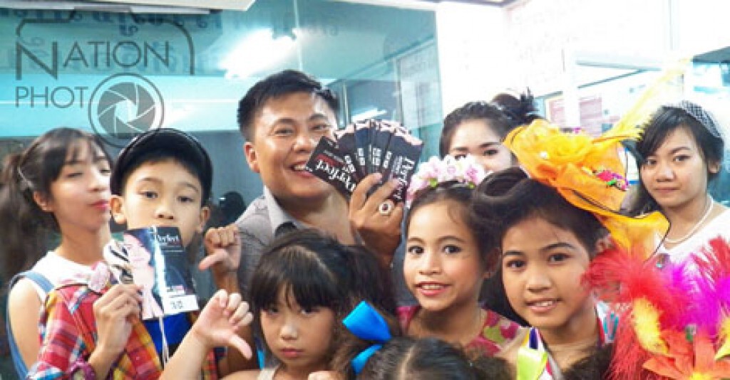 ผู้ปกครองแห่แจ้งจับ โมเดลลิ่ง ลวงขายบัตรเดินแบบ
