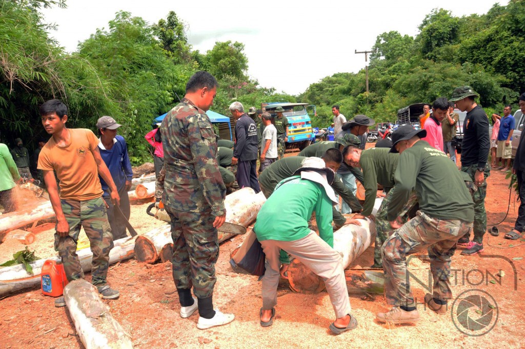 ชาวบ้าน-ทหาร ร่วมสร้างสะพาน หลังถูกน้ำป่าพัดพัง
