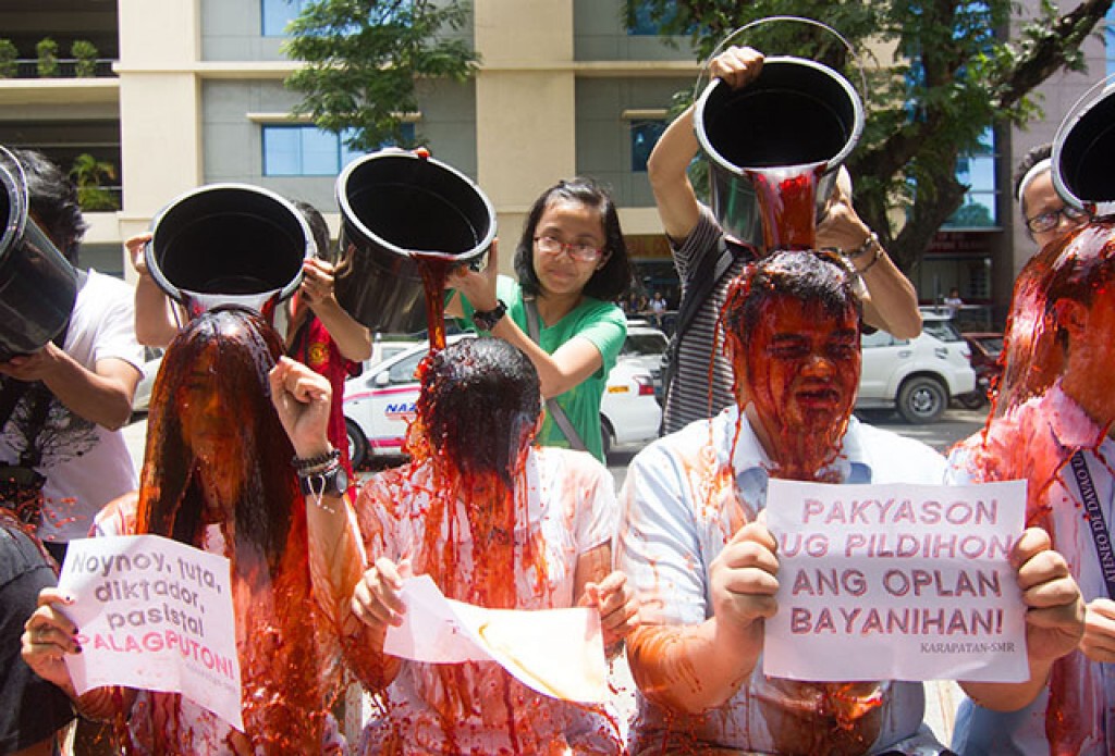 นักศึกษาฟิลิปปินส์ ร่วมกิจกรรม Blood Bucket Challenge ประท้วงกองทัพ