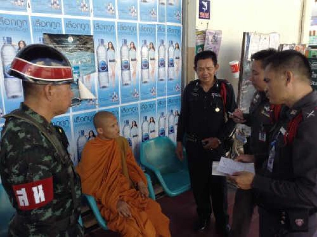 "ตร.ลำปาง" รวบพระปลอม! ขณะเดินเรี่ยเงินชาวบ้าน "ตร.ลำปาง" รวบพระปลอม! ขณะเดินเรี่ยเงินชาวบ้าน