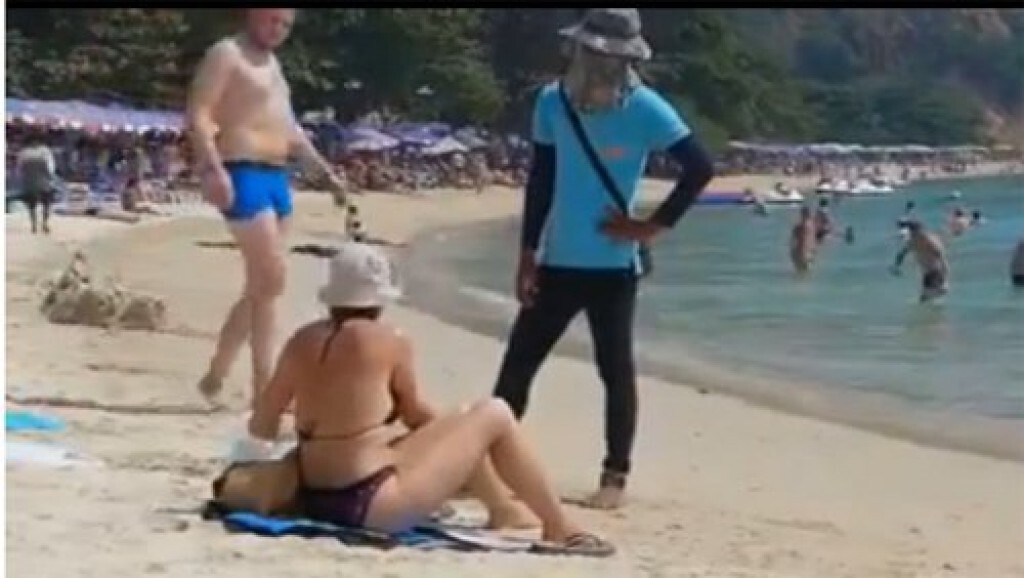 คลิปผู้ประกอบการเตียงชายหาดเกาะล้านกร่างไล่นักท่องเที่ยวต่างชาติว่อนโลกออนไลน์ คลิปผู้ประกอบการเตียงชายหาดเกาะล้านกร่างไล่นักท่องเที่ยวต่างชาติว่อนโลกออนไลน์