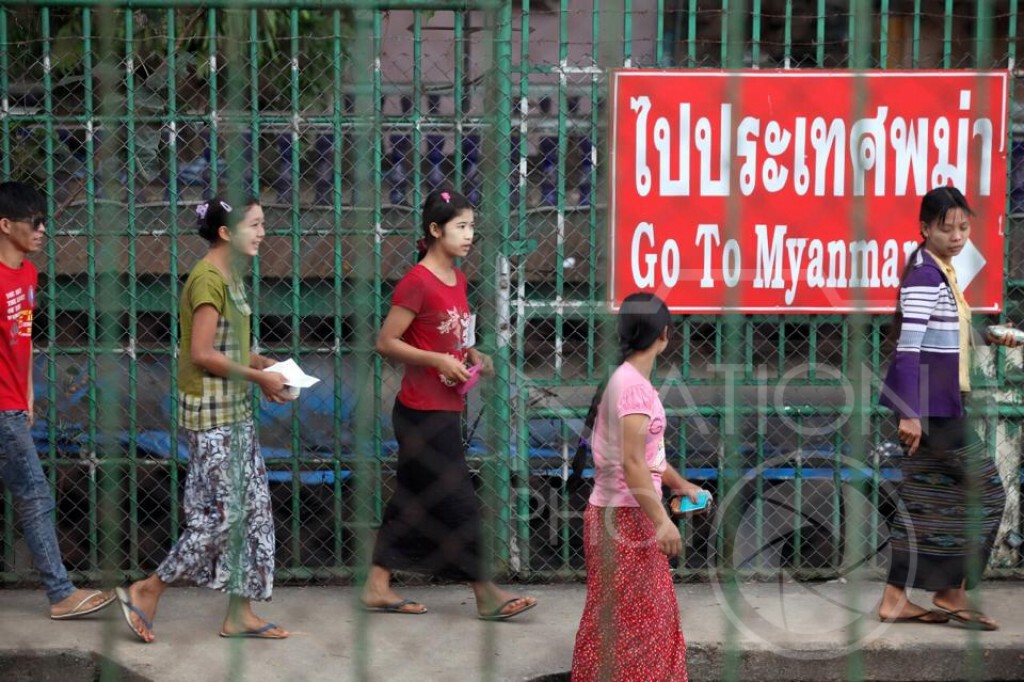 ด่านพรมแดนแม่สายในช่วงเช้ายังคงคึกคัก ขณะที่บริเวณด่านพรมแดน ถูกน้ำป่าทะลักเข้าท่วม ด่านพรมแดนแม่สายในช่วงเช้ายังคงคึกคัก ขณะที่บริเวณด่านพรมแดน ถูกน้ำป่าทะลักเข้าท่วม