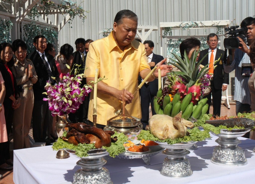 "สุขุมพันธุ์" สักการะสิ่งศักดิ์สิทธิ์ ภายใน "ศาลาผู้ว่าฯ" "สุขุมพันธุ์" สักการะสิ่งศักดิ์สิทธิ์ ภายใน "ศาลาผู้ว่าฯ"