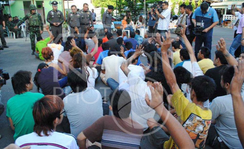 สตช.-ป.ป.ส.-ทหาร ลงพื้นที่วัดปากน้ำฯ จับผู้เสพ 66 คน สตช.-ป.ป.ส.-ทหาร ลงพื้นที่วัดปากน้ำฯ จับผู้เสพ 66 คน