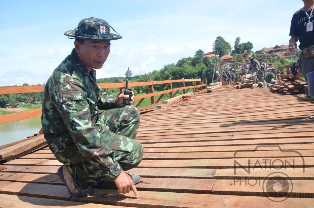 ทหารกองพล 9 ร่วมชาวบ้าน ระดมขนไม้แดง เข้าหน้างาน ลุยสร้างสะพานมอญ