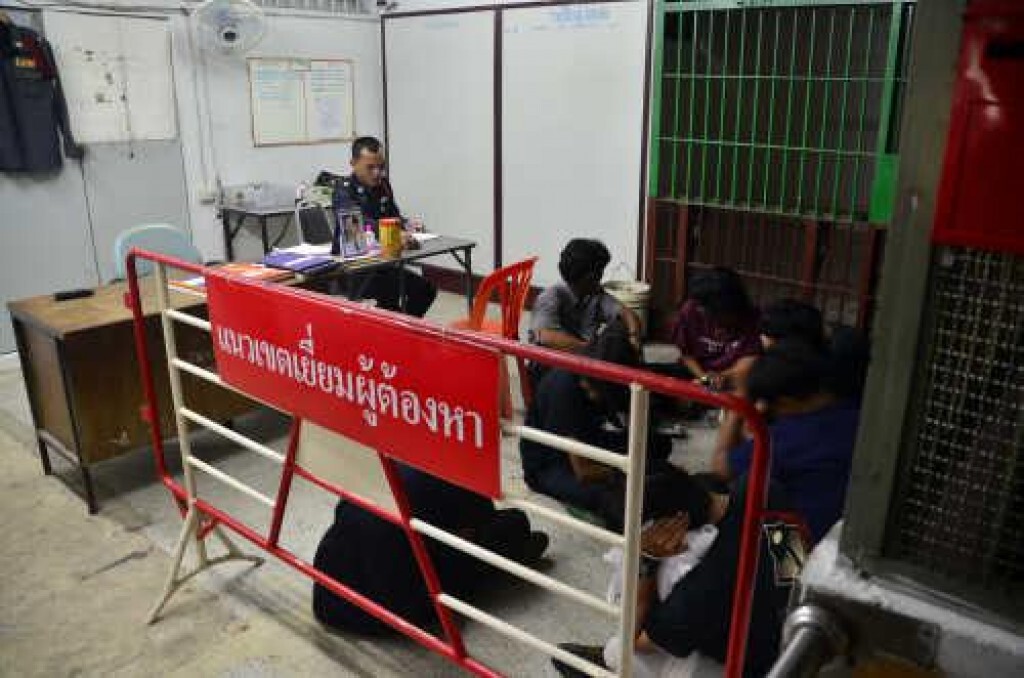 จับ "นักเรียน-นักเลง" ไล่ ฟันกันเจ็บ 2 ราย จับ "นักเรียน-นักเลง" ไล่ ฟันกันเจ็บ 2 ราย