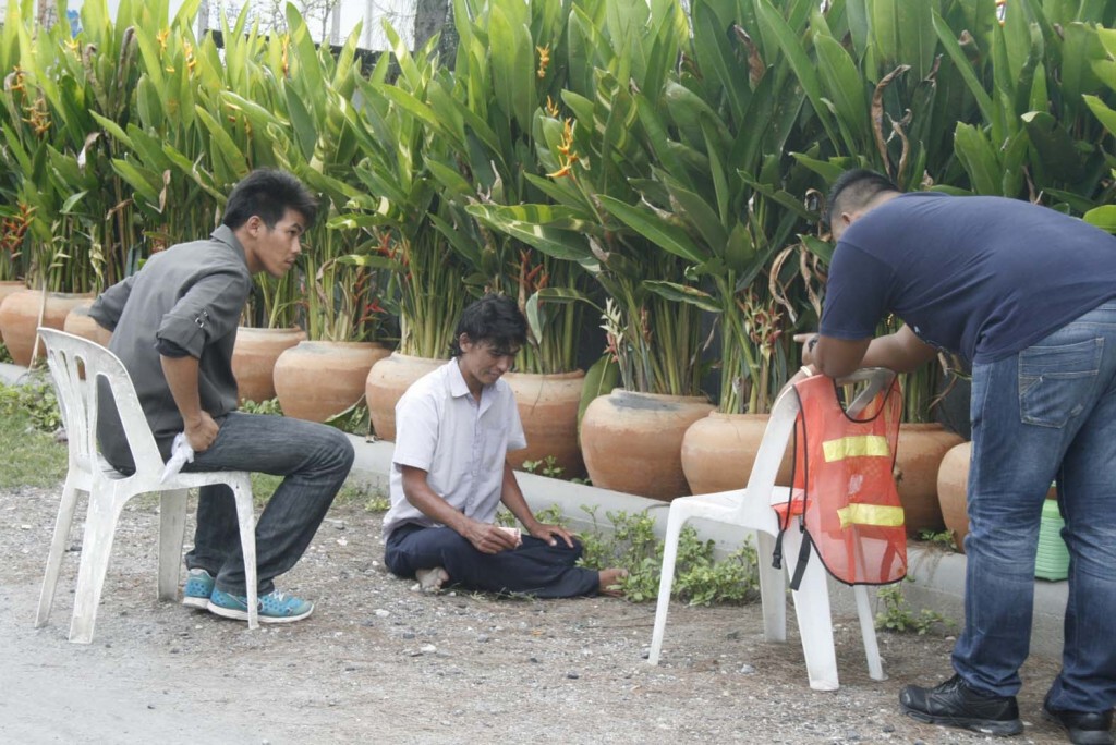 หนุ่มเมาสารเสพติด เพ้อเดินถือมีดเข้าร้านอาหารบางแสน 2 สมุทรปราการ