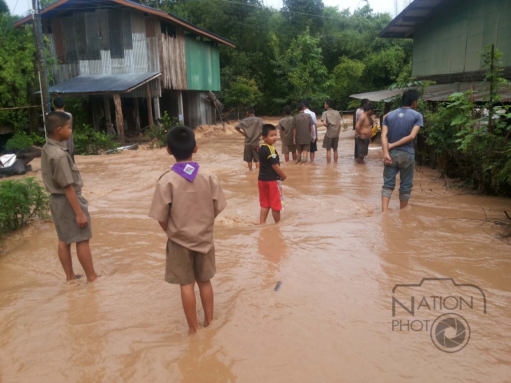 น้ำป่าจากอุทยานแห่งชาติน้ำหนาว ไหลท่วมหมู่บ้านในรอบ 50 ปี