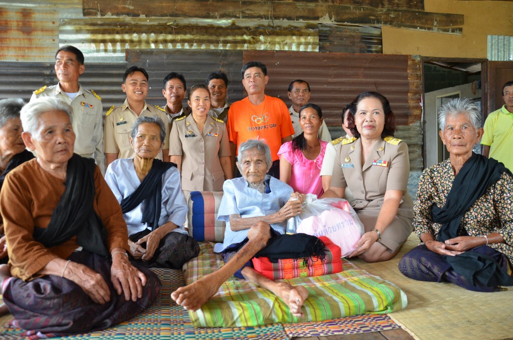 พบ ยายทวดอายุ 114 ปีอยู่มา 5 แผ่นดินคนแห่ขอพร