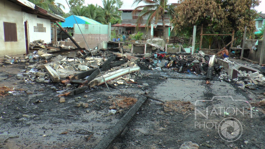 ทหาร-ชาวบ้านช่วยกันสร้างบ้านให้ 5  ยายหลาน ไฟไหม้