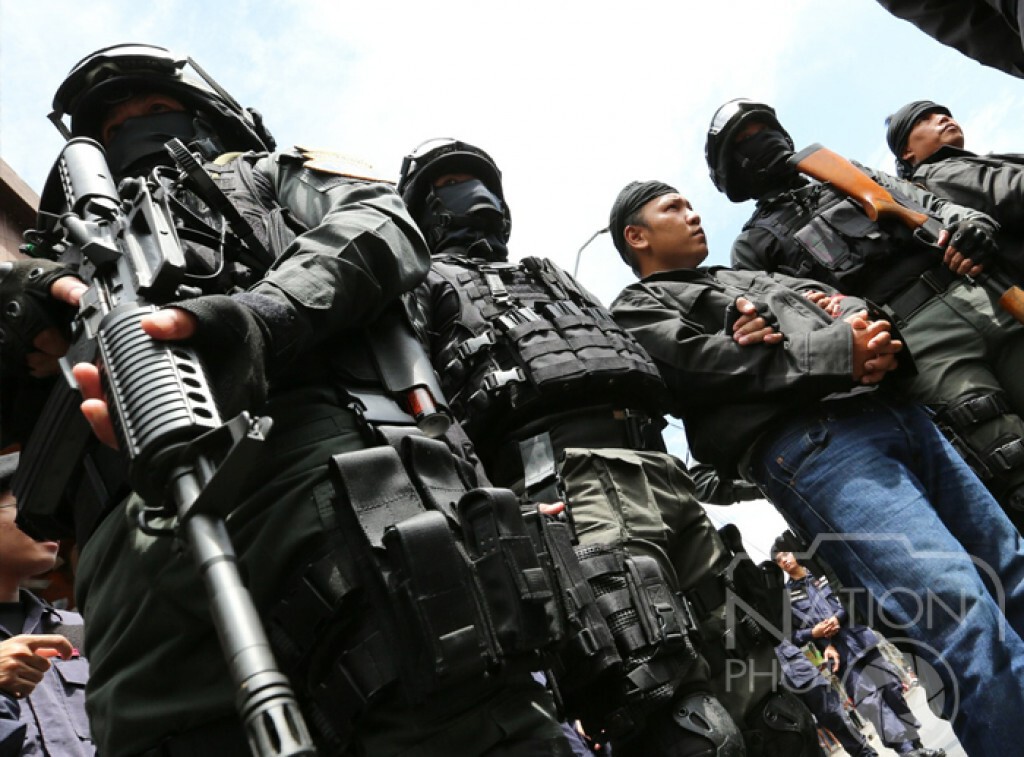 ภาพชุด ตำรวจคุม 5 ชายชุดดำ ทำแผนใช้อาวุธสงครามก่อเหตุแยกคอกวัว ภาพชุด ตำรวจคุม 5 ชายชุดดำ ทำแผนใช้อาวุธสงครามก่อเหตุแยกคอกวัว