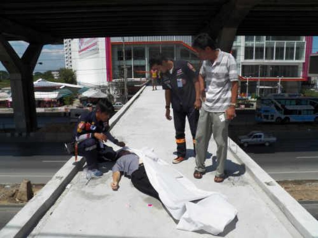 พบ ศพ บนสะพานลอยคนข้ามถนน