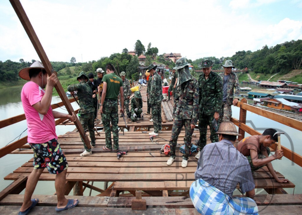 ภาพชุด ทหาร-ชาวบ้าน ร่วมซ่อมสะพานมอญ ภาพชุด ทหาร-ชาวบ้าน ร่วมซ่อมสะพานมอญ