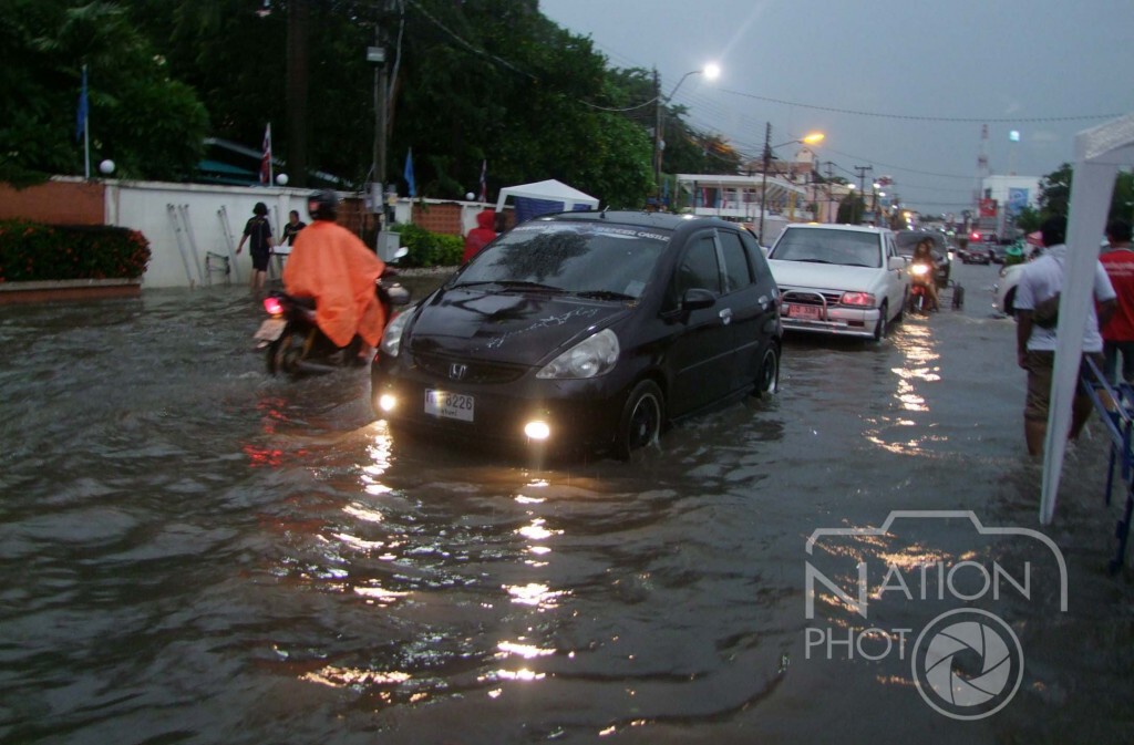ฝนถล่มเมืองบุรีรัมย์ซ้ำวันที่สองถนนจมหลายสาย ตลาดเซราะกราวกว่า 200 ร้านอ่วม