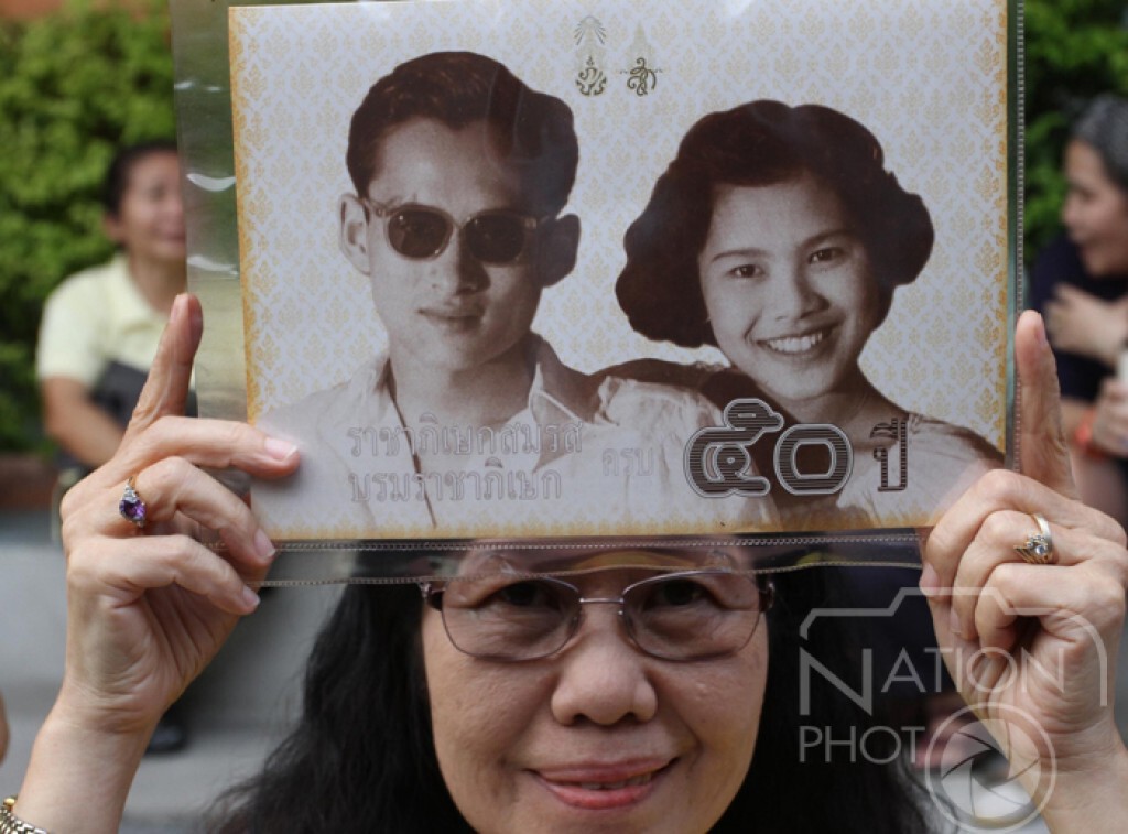 ภาพชุด พสกนิกรเฝ้ารอ "ในหลวง-ราชินี"เสด็จฯกลับหัวหิน ภาพชุด พสกนิกรเฝ้ารอ "ในหลวง-ราชินี"เสด็จฯกลับหัวหิน