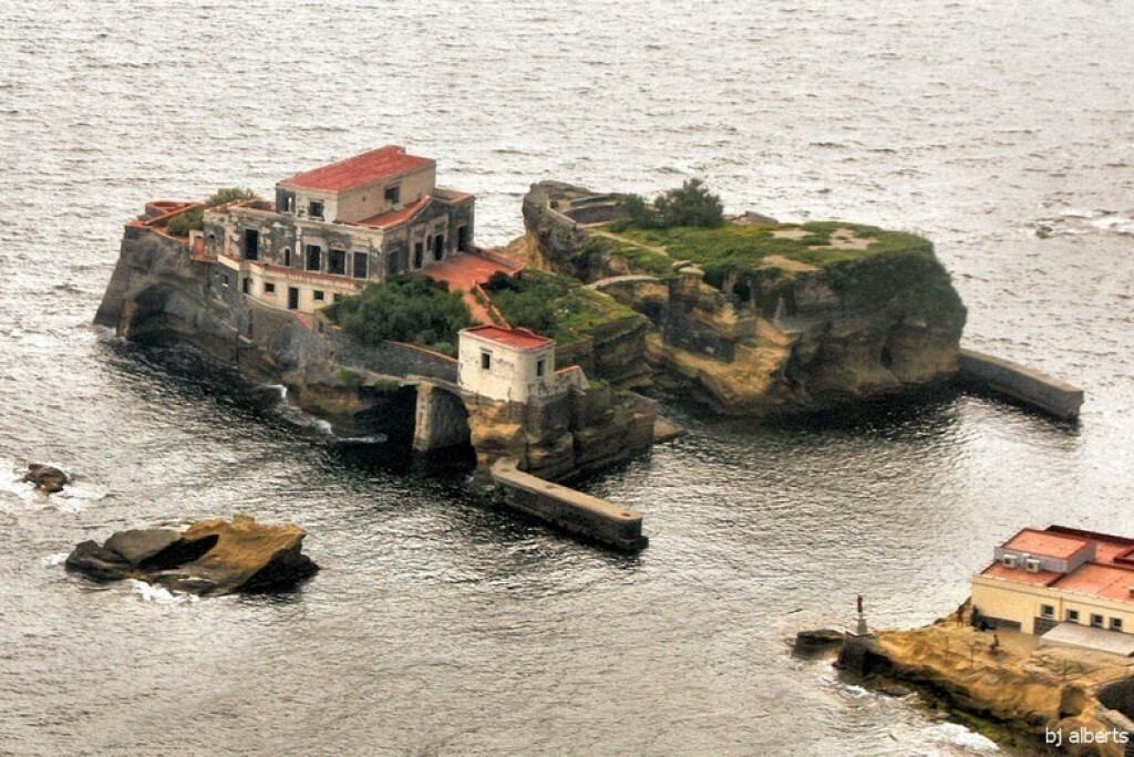 Isola La Gaiola เกาะอาถรรพ์ของมหาเศรษฐี Isola La Gaiola เกาะอาถรรพ์ของมหาเศรษฐี