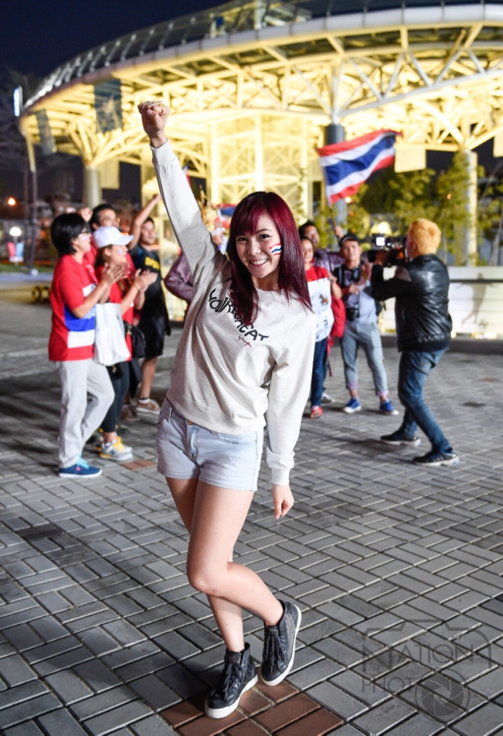 "เชียร์ทีมไทยสุดใจค่ะ" "เชียร์ทีมไทยสุดใจค่ะ"