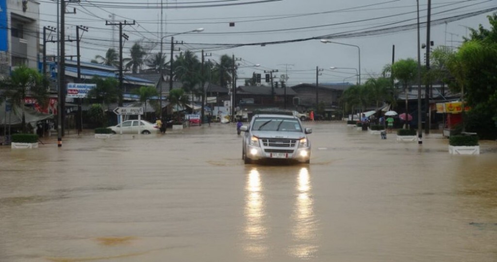 ระนอง น้ำป่าถล่มถนน สะพานขาดหลายจุด