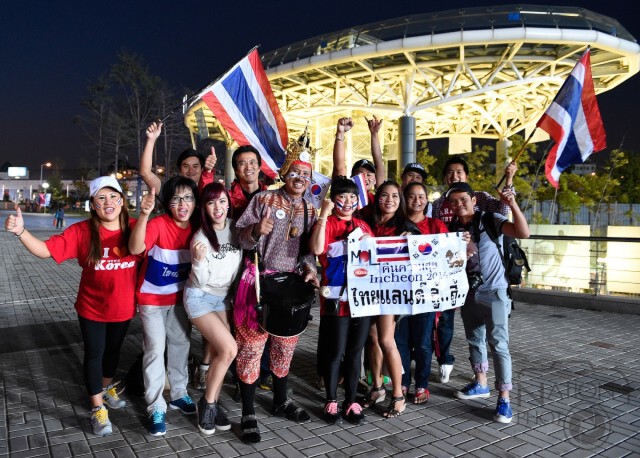 "เชียร์ทีมไทยสุดใจค่ะ"