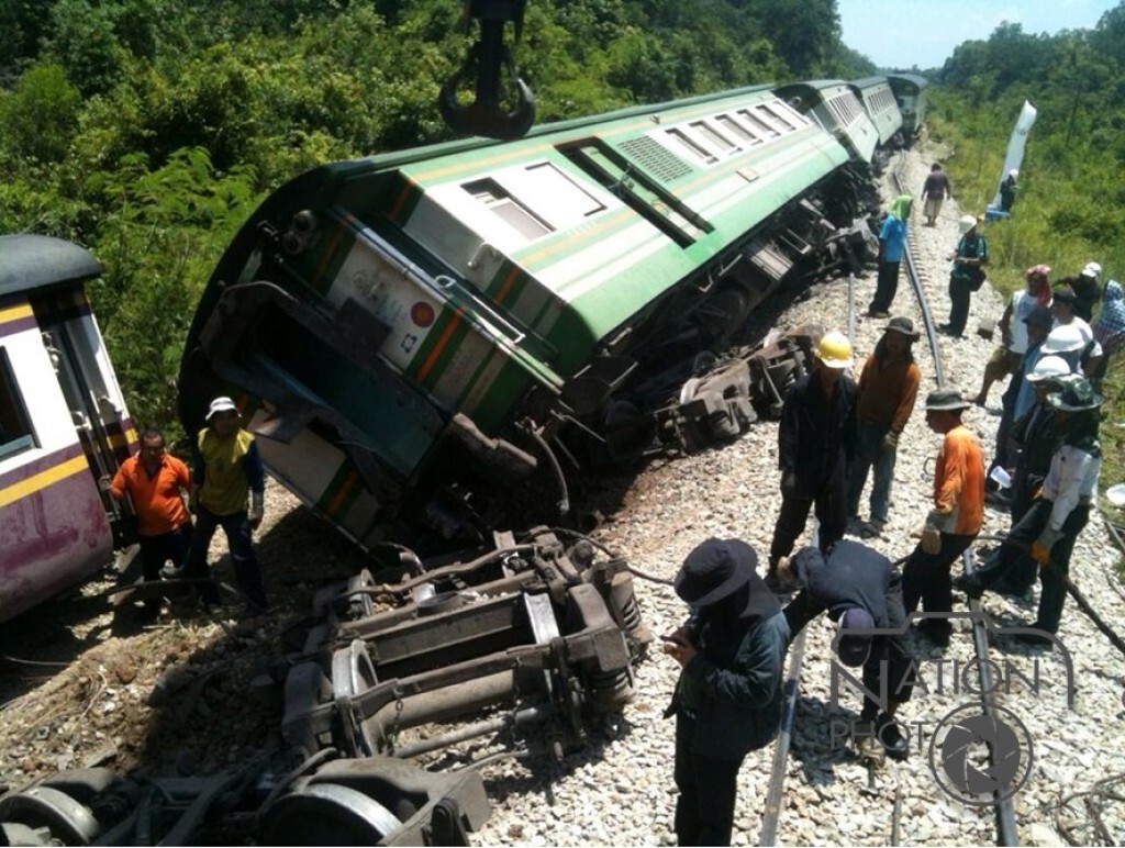 คืบหน้ารถไฟตกราง เจ้าหน้าที่เร่งซ่อม คาดไม่ต่ำกว่า 5 วัน คืบหน้ารถไฟตกราง เจ้าหน้าที่เร่งซ่อม คาดไม่ต่ำกว่า 5 วัน