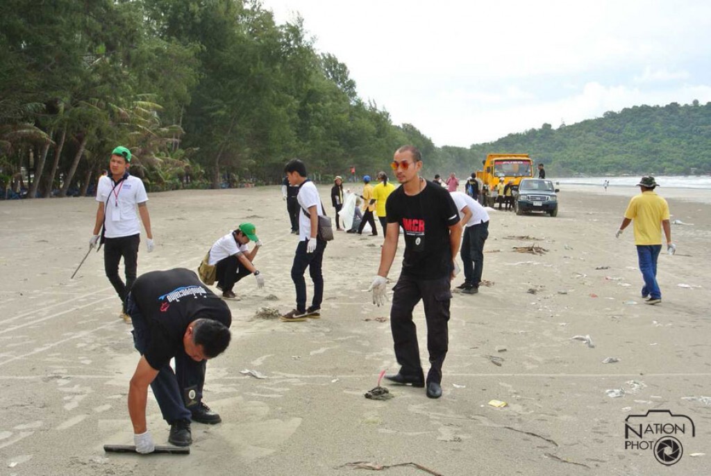เร่งเก็บคราบน้ำมันยาว 1 กม. หาดแม่รำพึง
ลูกหอยเสียบตายเกลื่อนหาด เร่งเก็บคราบน้ำมันยาว 1 กม. หาดแม่รำพึง
ลูกหอยเสียบตายเกลื่อนหาด