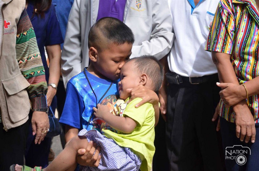 เด็กยอดกตัญญู เลี้ยงดู พ่อแม่ น้อง เด็กยอดกตัญญู เลี้ยงดู พ่อแม่ น้อง