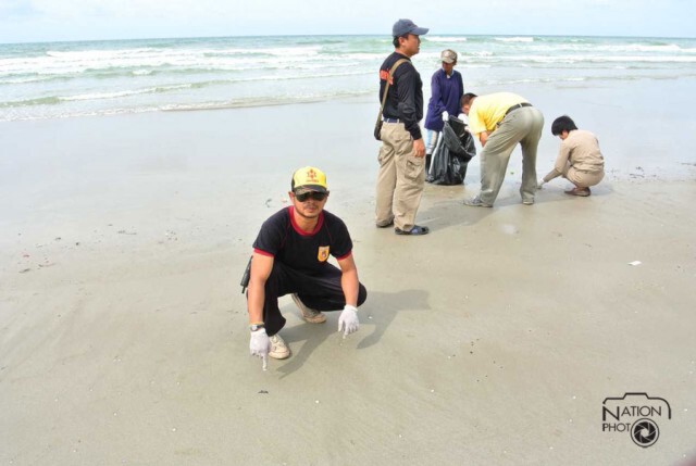 เร่งเก็บคราบน้ำมันยาว 1 กม. หาดแม่รำพึง 
ลูกหอยเสียบตายเกลื่อนหาด