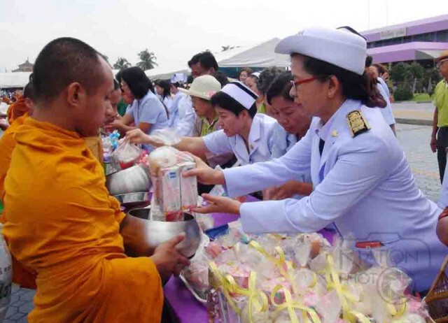 แพทย์พยาบาลโรงพยาบาลสงขลา ทำบุญตักบาตรใน "วันมหิดล"