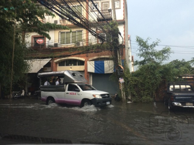 ฝนถล่มกรุงวานนี้ "จตุจักร" หนักสุด ท่วมถนนหลายจุด คาดฝนยาวถึง ต.ค.