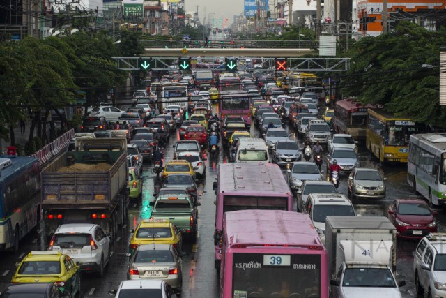 ฝนถล่มกรุงวานนี้ "จตุจักร" หนักสุด ท่วมถนนหลายจุด คาดฝนยาวถึง ต.ค.