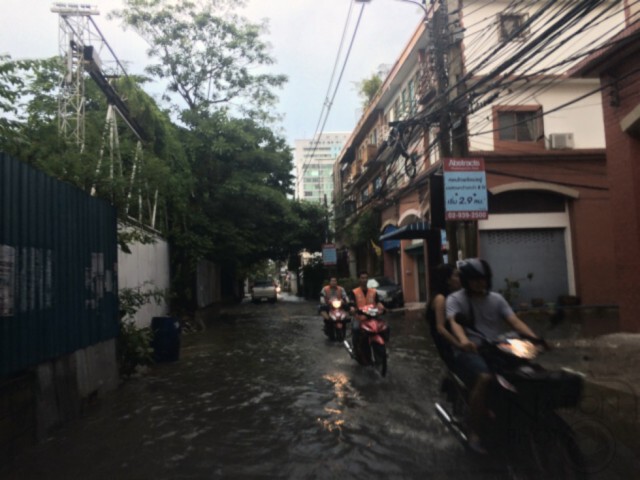ฝนถล่มกรุงวานนี้ "จตุจักร" หนักสุด ท่วมถนนหลายจุด คาดฝนยาวถึง ต.ค.