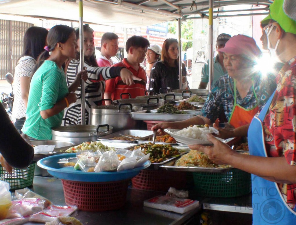 ร้านข้าวแกง "ป้าไพ" ถุงละ 10 บาท คนอุดหนุนแน่นทุกวัน