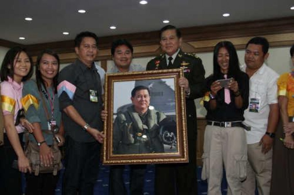 "ผู้สื่อข่าวสายทหาร" มอบรูป "พล.อ. ธนะศักดิ์"