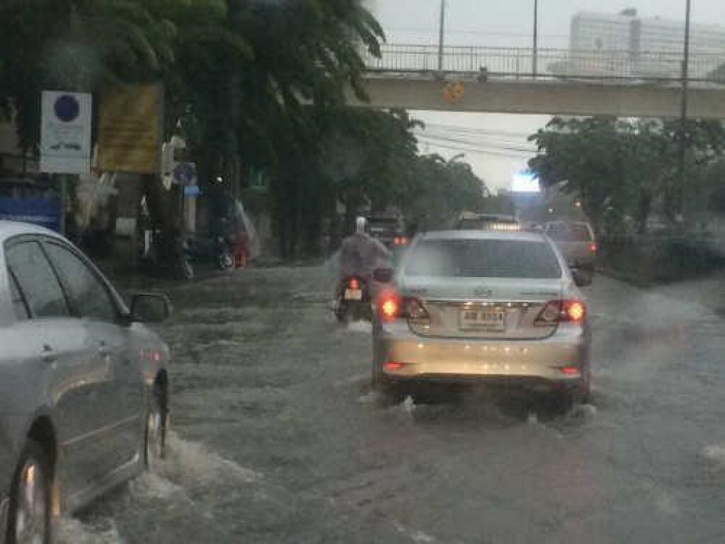 ฝนตกหน้า "เซ็นทรัลลาดพร้าว" จราจรติดขัด