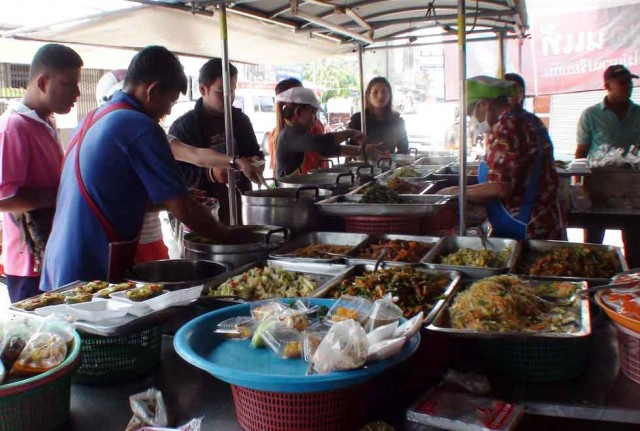 ร้านข้าวแกง "ป้าไพ" ถุงละ 10 บาท คนอุดหนุนแน่นทุกวัน