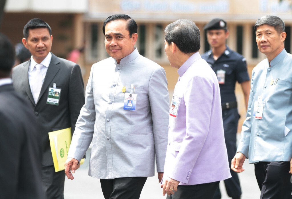 "ประยุทธ์" เซ็นนำรายชื่อทูลเกล้าฯ สปช.แล้ว "ประยุทธ์" เซ็นนำรายชื่อทูลเกล้าฯ สปช.แล้ว