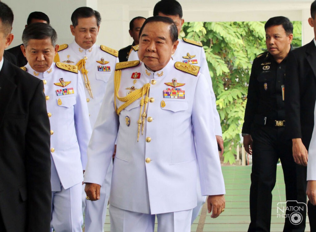 ประวิตรนำเหล่าทัพ ตบเท้าพบ "ป๋าเปรม" ประวิตรนำเหล่าทัพ ตบเท้าพบ "ป๋าเปรม"