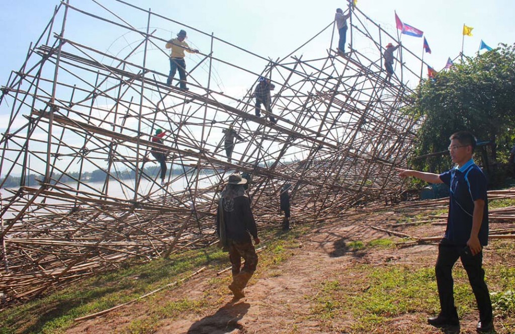 เร่งกู้เรือไฟสูง 18 เมตรถล่ม หลังพายุซัด-สองผัวเมียหนีตาย เร่งกู้เรือไฟสูง 18 เมตรถล่ม หลังพายุซัด-สองผัวเมียหนีตาย