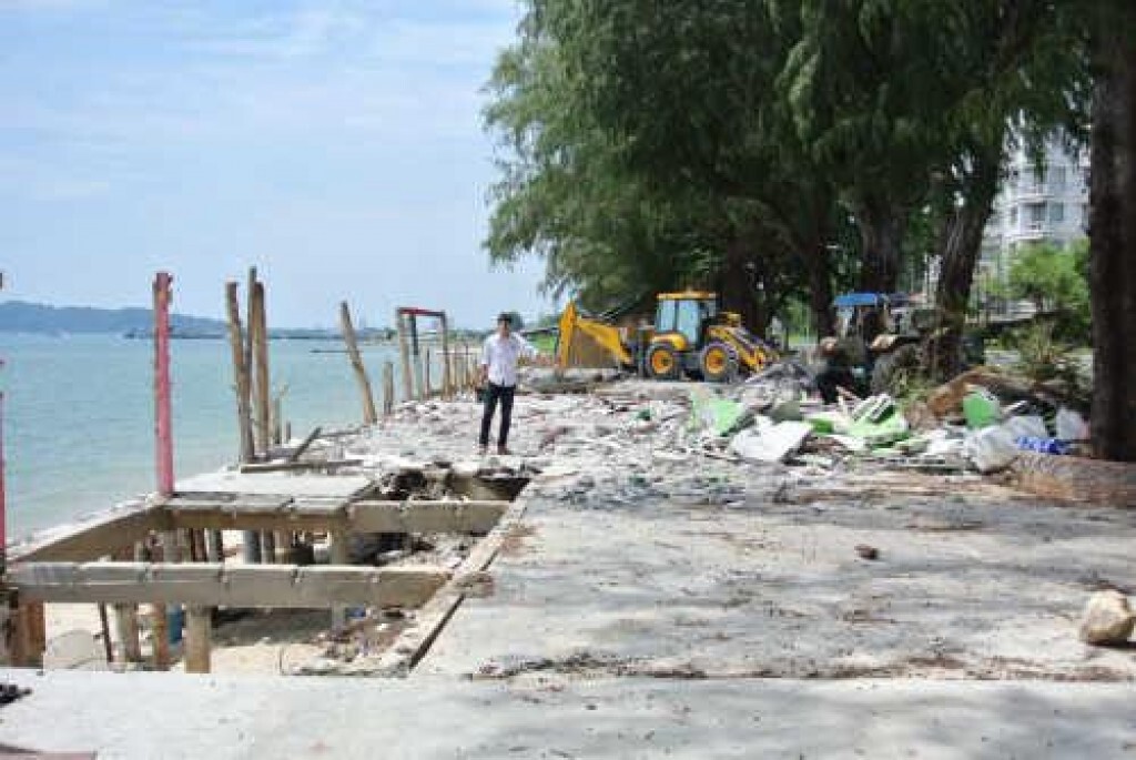"ระยอง" รื้อสิ่งปลูกสร้าง-ร้านค้า บุกรุกชายหาดสวนสน