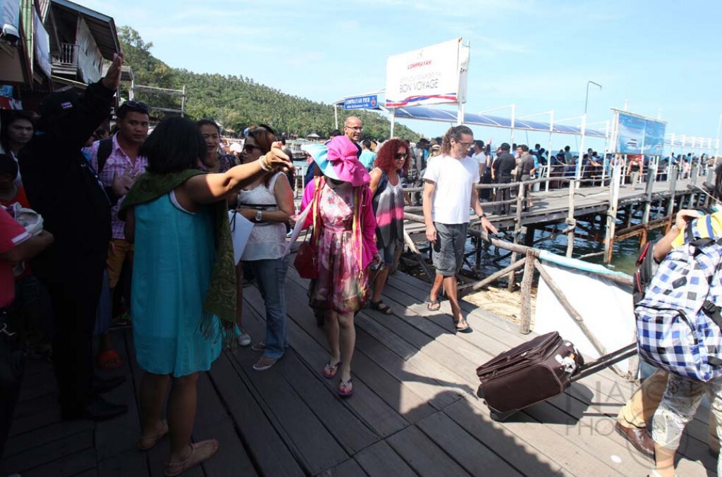เกาะเต่าจัดโรดแม็บ ขอเก็บค่าเหยียบเกาะนักท่องเที่ยว ด้านคดีพบวัตถุพยาน 3 อย่าง หาผู้ต้องสงสัยเชื่อมโยงดีเอ็นเอ