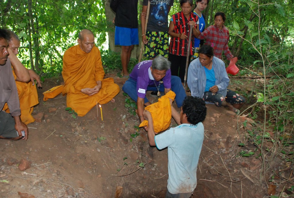 ชาวบ้านแห่ขุดวิหารเจดีย์เก่ากลางป่ายุคสุโขทัย