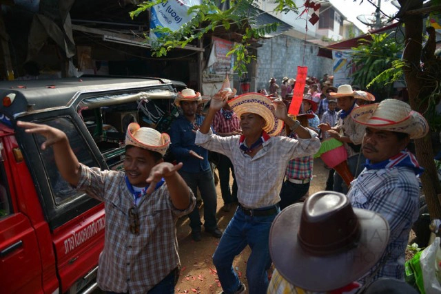 โชว์เฟอร์ตุ๊กตุ๊กหาดใหญ่ จัดขบวนขันหมาก 40 คัน พาลูกชายไปสู่ขอและแต่งงานกับแฟนสาว